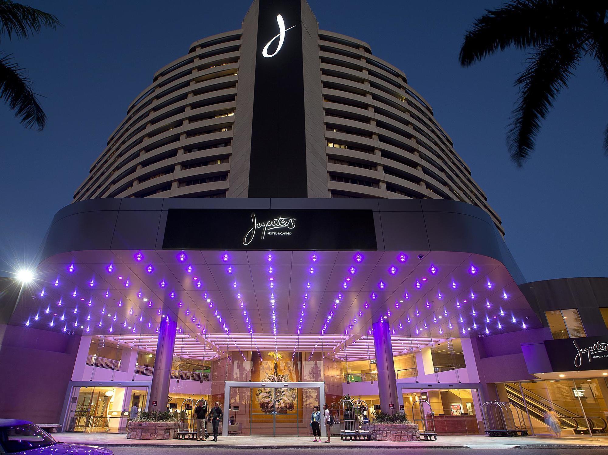 The Star Grand At The Star Gold Coast Ξενοδοχείο Εξωτερικό φωτογραφία The hotel at night