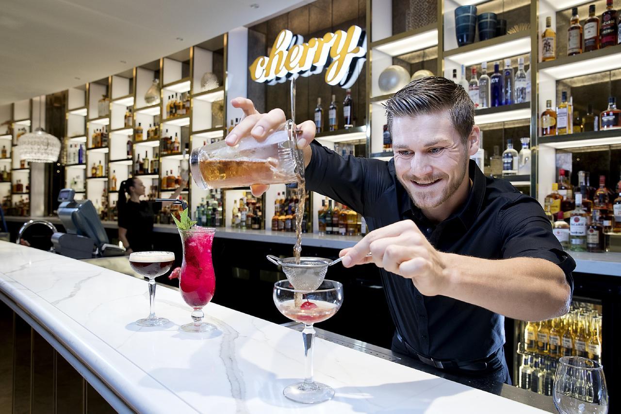 The Star Grand At The Star Gold Coast Ξενοδοχείο Δωμάτιο φωτογραφία A bartender at work